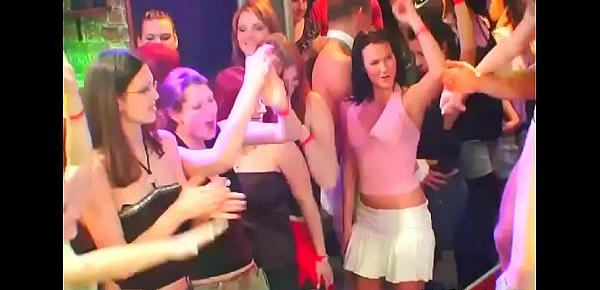 Gals wants to fuck the army dancer